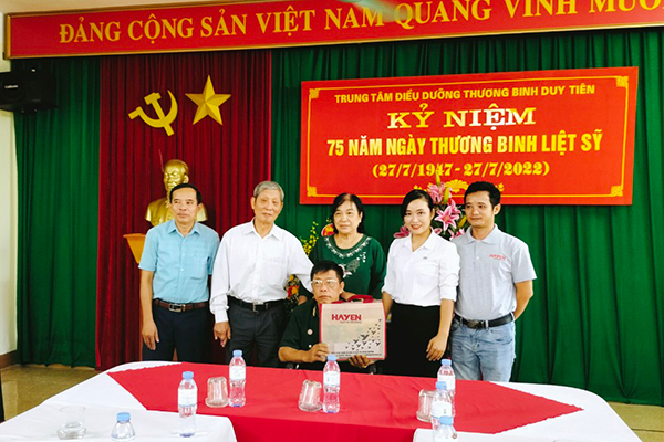 Hà Yến thăm hỏi, tặng quà Trung tâm điều dưỡng thương binh Duy Tiên - Hà Nam và gia đình của CBCNV có người thân là người có công với Cách mạng.