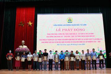 Công nhân viên tập đoàn Hà Yến vinh dự nhận danh hiệu “Công nhân giỏi” do Liên đoàn Lao động quận Bắc Từ Liêm trao tặng.