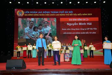 Một thành viên của  Hà Yến vinh dự được Liên đoàn LĐ TP. Hà Nội trao tặng danh hiệu “Gia đình công nhân viên chức lao động thủ đô tiêu biểu năm 2023”