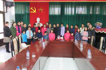 Ha Yen visited and offered Tet gifts to children at SOS Children's Villages Vietnam