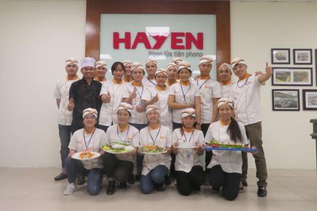 Lớp Bếp Á của REACH đến thực hành ngoại khóa tại khu bếp mẫu Livekitchen Hà Yến