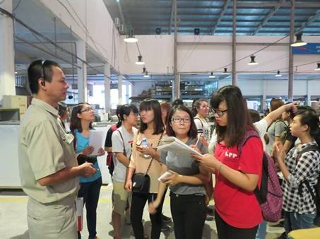 Hà Yến tiếp đoàn sinh viên trường Đại học Ngoại Thương