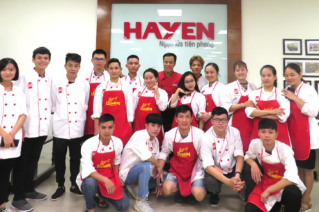 Buổi thực hành nấu ăn tại khu bếp mẫu Live Kitchen Hà Yến của các học viên lớp đào tạo nghề bếp khóa NCN125 và NCN126 – Trung tâm EZCooking