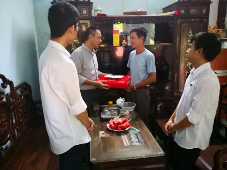 Hà Yến tổ chức thăm hỏi và tặng quà gia đình thương binh liệt sỹ, người có công với cách mạng có người thân đang làm việc tại công ty.