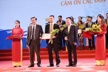 Hà Yến vinh dự bốn năm liên tiếp nhận cờ và bằng khen của UBND TP. Hà Nội.
