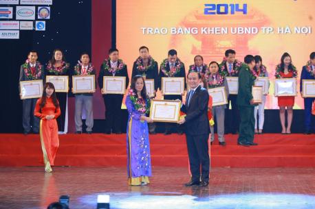 Hà Yến vinh dự nhận Bằng khen của UBND TP Hà Nội và Giấy khen Doanh nhân tiêu biểu HN 2014