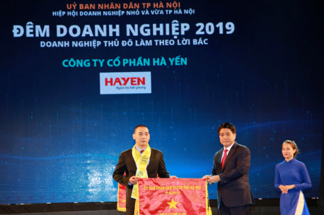 Hà Yến vinh dự 5 năm liên tiếp nhận bằng khen và cờ thi đua của UBND TP. Hà Nội