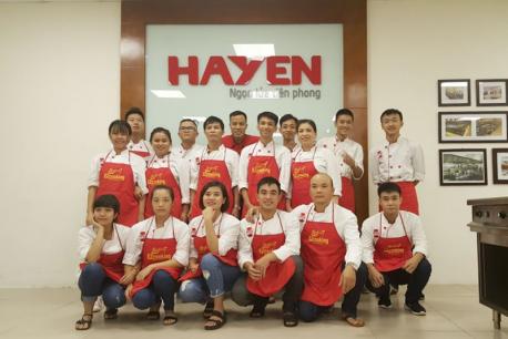 Lớp Đầu bếp chuyên nghiệp của Ezcooking thực hành ngoại khóa tại khu bếp mẫu Livekitchen Hà Yến