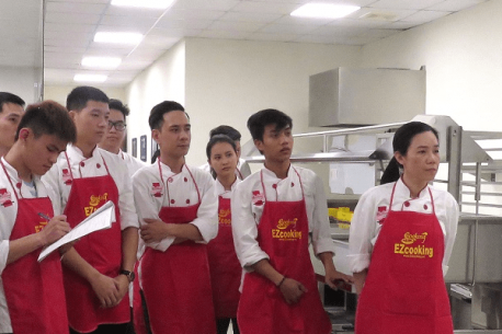 Học viên Trung tâm dạy nấu ăn EZCooking tham gia trải nghiệm khu bếp mẫu LiveKitchen của Hà Yến