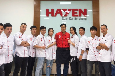 Buổi học ngoại khóa của lớp học viên mới trường EZCooking tại khu bếp mẫu của Hà Yến