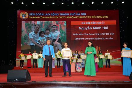 Một thành viên của  Hà Yến vinh dự được Liên đoàn LĐ TP. Hà Nội trao tặng danh hiệu “Gia đình công nhân viên chức lao động thủ đô tiêu biểu năm 2023”