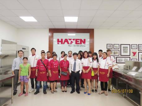 Hà Yến tiếp đoàn Trung tâm nấu ăn Sao Mai thăm quan khu Bếp Mẫu và Biểu diễn