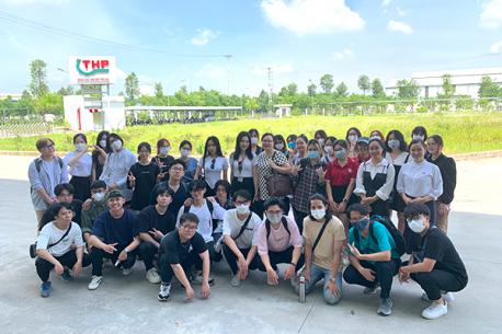 Tân Hà Phát tiếp đón đoàn sinh viên trường Đại học Ngoại Thương đến tham quan nhà máy.