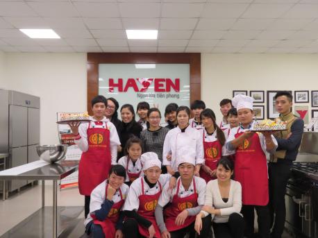 Trường CĐ Nghề Văn Lang thăm quan và thực hành tại khu bếp Live Kitchen Hà Yến