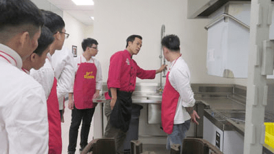 Buổi thực hành nấu ăn tại khu bếp mẫu Live Kitchen Hà Yến của các học viên lớp đầu bếp chuyên nghiệp – Trung tâm EZCooking.