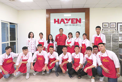 Hà Yến kết hợp với trung tâm đào tạo EZCooking tổ chức buổi thực hành cho học viên lớp Đầu bếp chuyên nghiệp.