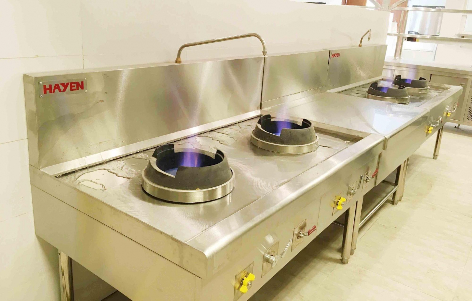 Bếp Á không có quạt thổi được đánh giá cao về sự đơn giản, dễ vận hành và hiệu quả nấu nướng