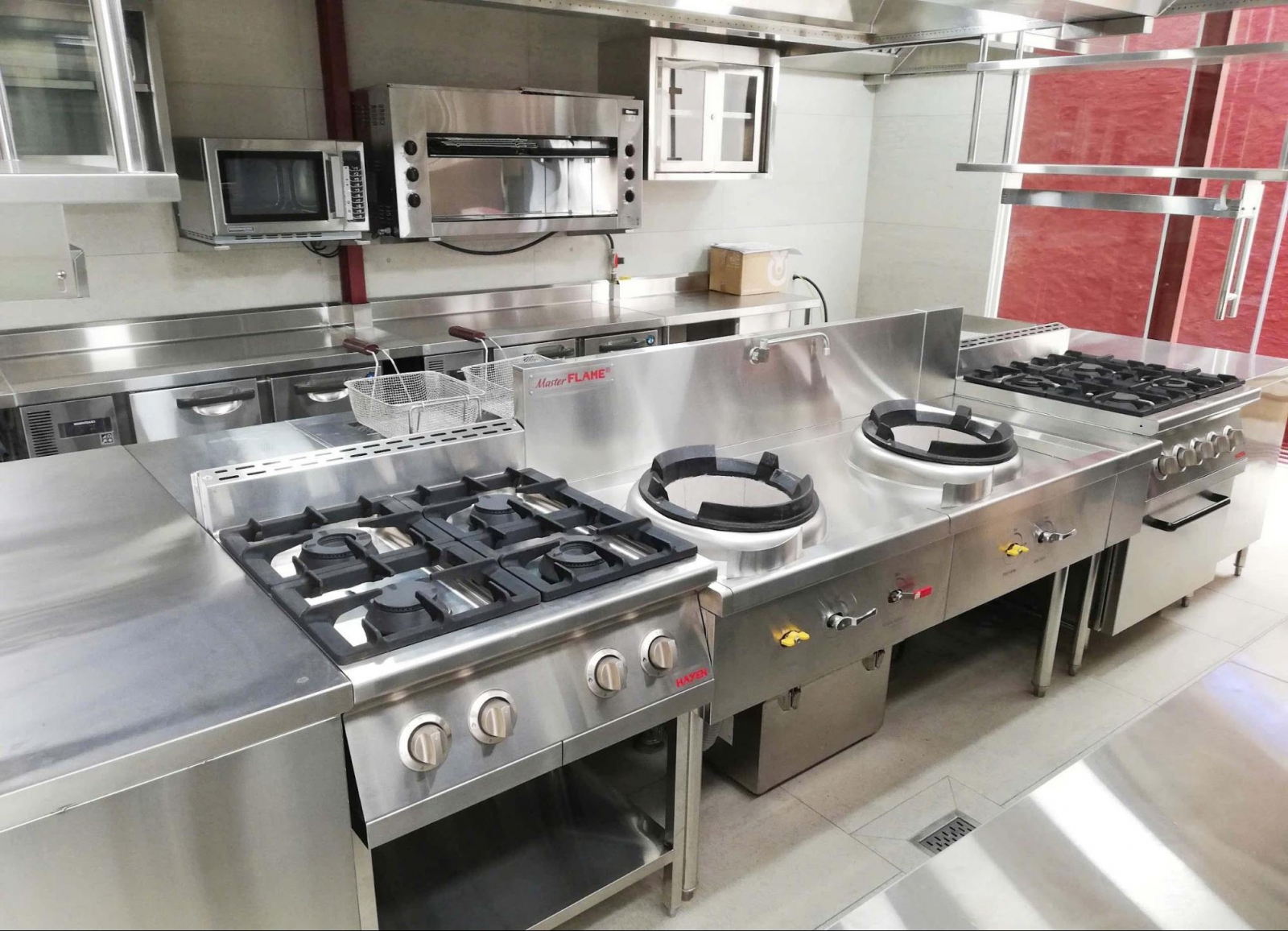 Bếp Âu 4 họng có ứng dụng đa dạng - Ảnh trên là ứng dụng trong khu bếp nhà hàng của thiết bị