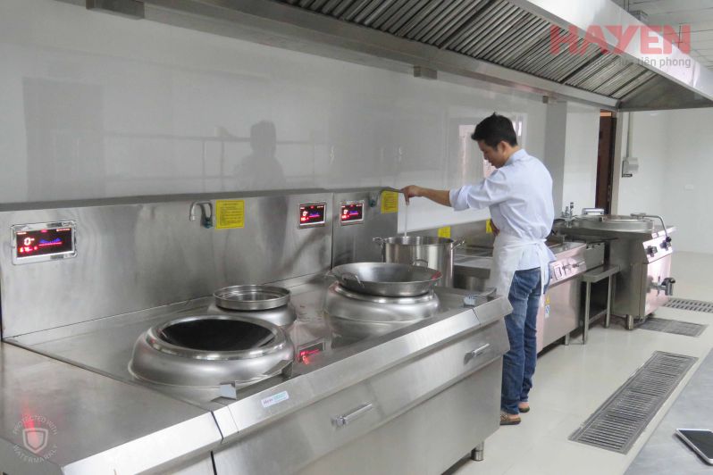 Thiết kế bếp thấp giúp đảm bảo an toàn của đầu bếp khi vận hành