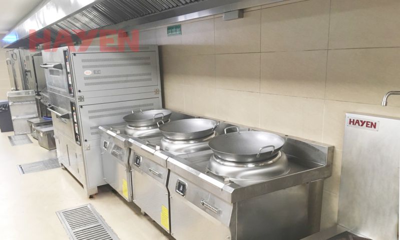 Bếp từ công nghiệp mặt lõm công suất lớn được lắp đặt tại khu bếp trung tâm 