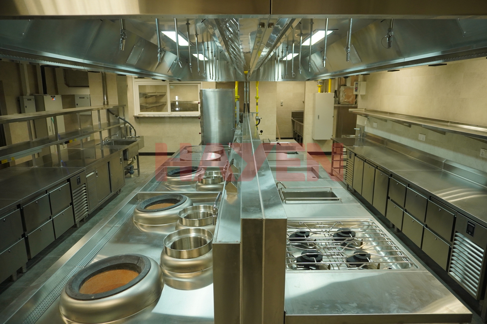 Lựa chọn bếp Âu công nghiệp cần cân nhắc giữa giá thành đầu tư ban đầu và hiệu suất sử dụng - Ảnh thiết bị của khu bếp tại Tổ hợp nghỉ dưỡng Hoiana Quảng Nam