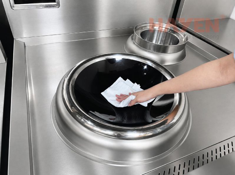 Vệ sinh bếp từ đúng cách sau mỗi ca làm việc giúp thiết bị hoạt động ổn định và bền bỉ hơn