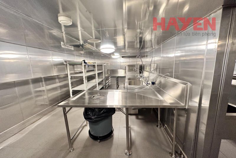 Thiết kế bếp công nghiệp cho du thuyền cần đảm bảo các tiêu chí khắt khe về công suất, diện tích, hiệu suất hoạt động - Ảnh khu bếp trên du thuyền Essence Grand 2 Hạ Long