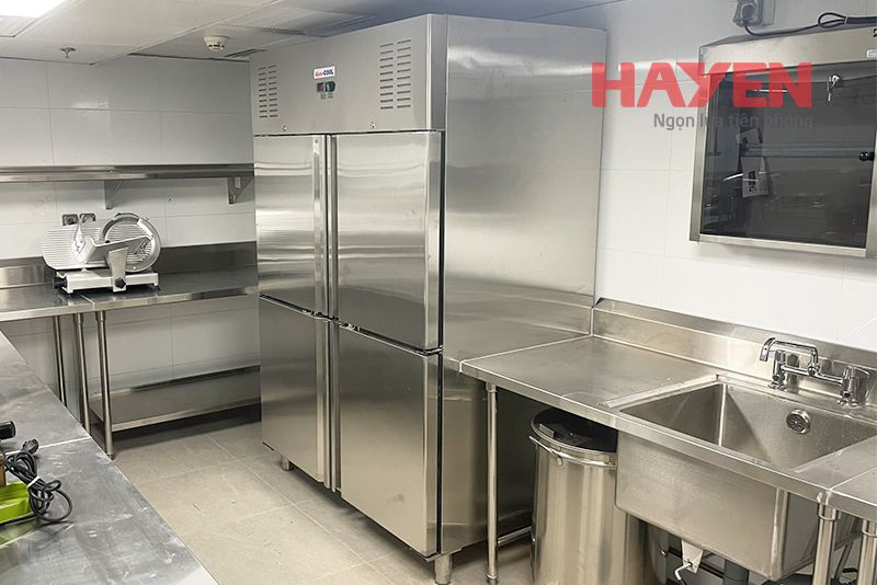 Tủ đông lạnh công nghiệp là thiết bị không thể thiếu trong các khu bếp lớn