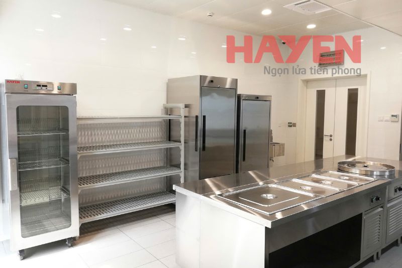 Tủ đông công nghiệp giúp bảo quản thực phẩm hiệu quả - Hình ảnh thiết bị được lắp đặt tại trường Dwight School Hanoi