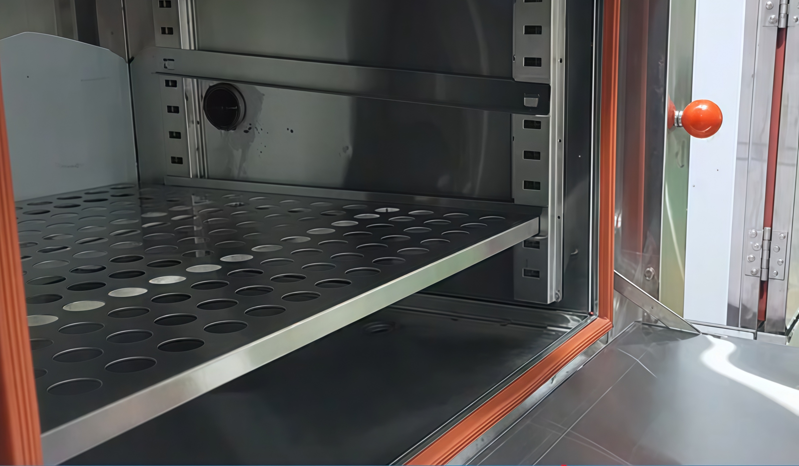 Khoang hấp dung tích lớn, thiết kế tối ưu cho việc hấp chín thực phẩm nhanh - an toàn - ổn định